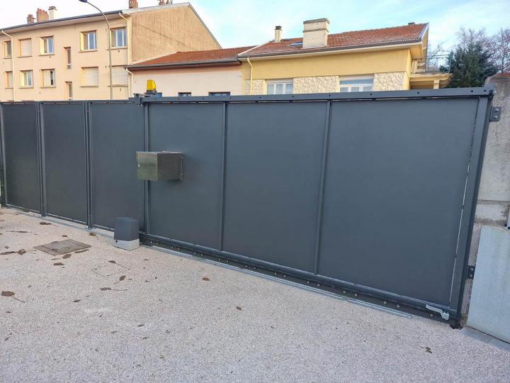 Installation de porte et fenêtre en métal Mazamet