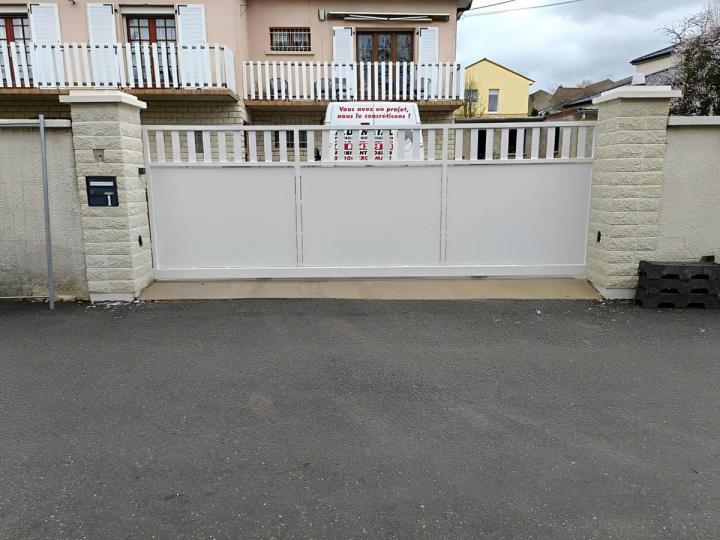 Pose de porte et fenêtre en métal Mazamet